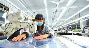 某服裝廠加工車(chē)間有工人54人,每人每天可以加工上衣8件或褲子10條,應(yīng)如何分配人數(shù),怎樣才能使每天